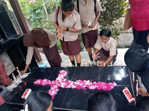 DOA BERSAMA GURU DAN SISWA SMA NEGERI KELUBAGOLIT  MENGENANG PARA PENJASA DI MOMENT HARI GURU NASIONAL DAN HUT PGRI KE 78