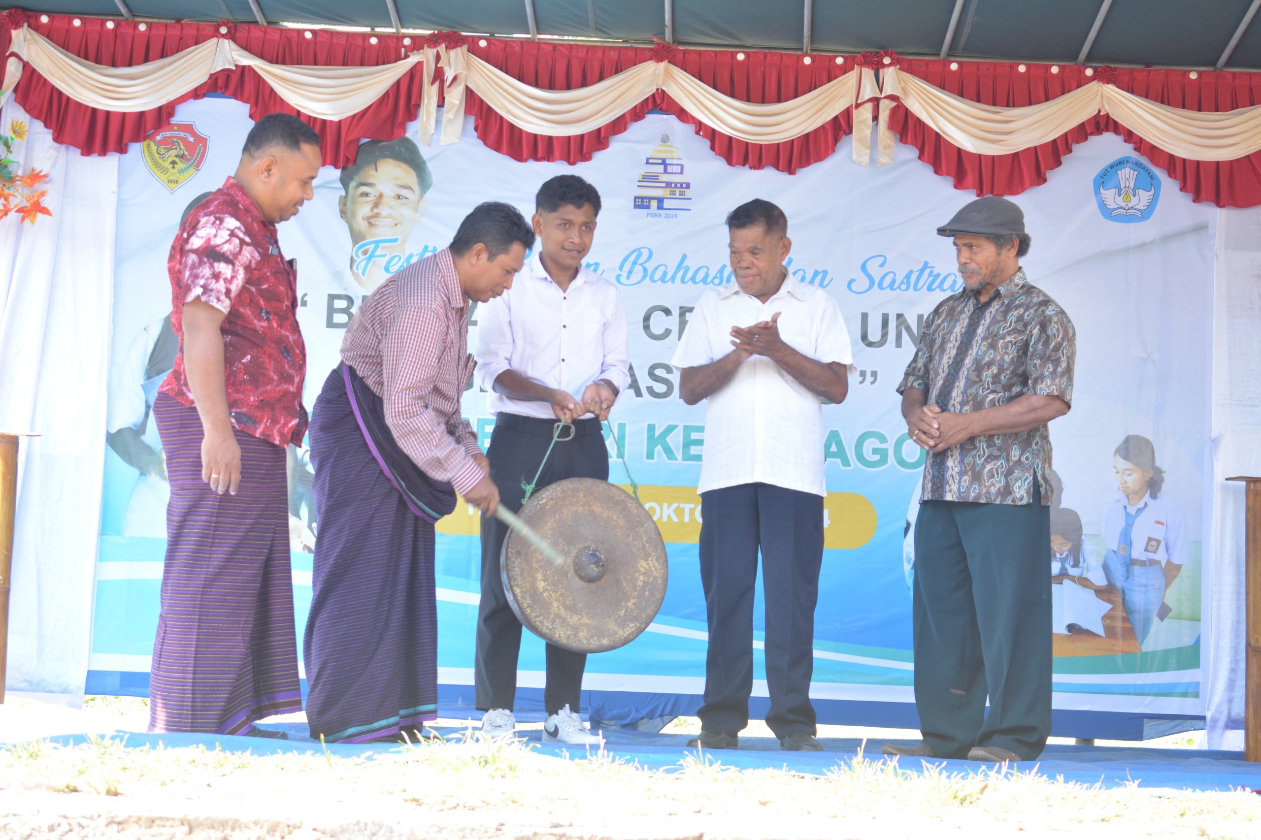 SEMARAK BULAN BAHASA SMA NEGERI KELUBAGOLIT 2024 BERBAHASA CERDAS UNTUK GENERASI EMAS