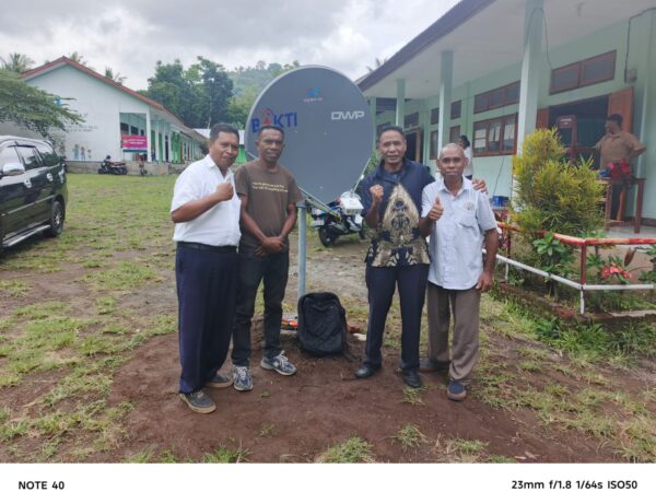 SMA Negeri Kelubagolit Terima Bantuan Peralatan Internet  dari Dinas Kominfo Kabupaten Flores Timur