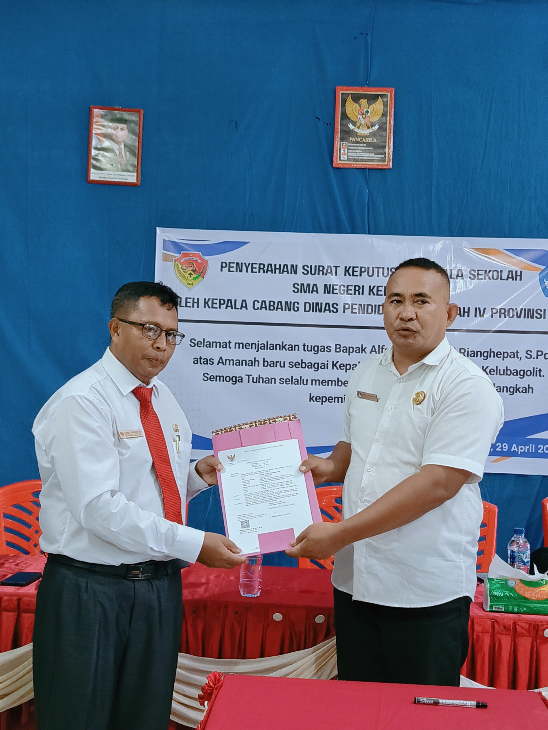 Tonggak Kepemimpinan Baru di SMA Negeri Kelubagolit: SK Definitif Kepala Sekolah Resmi Diserahkan